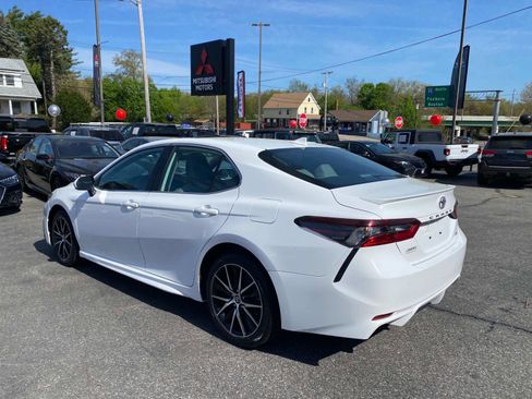 Used 2023 Toyota Camry SE image 3