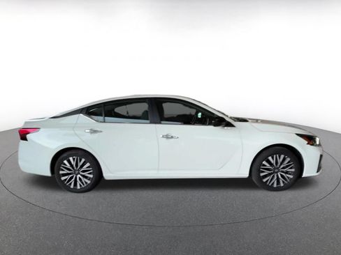 Used 2025 Nissan Altima 2.5 SV FWD image 16