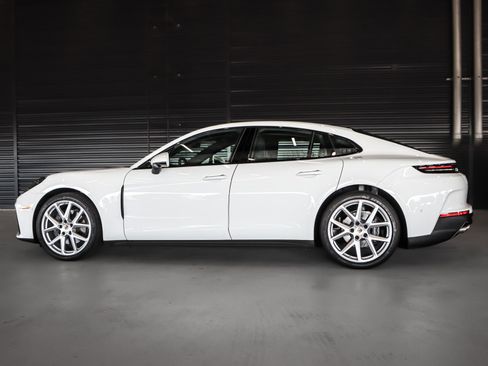 Used 2025 Porsche Panamera image 2