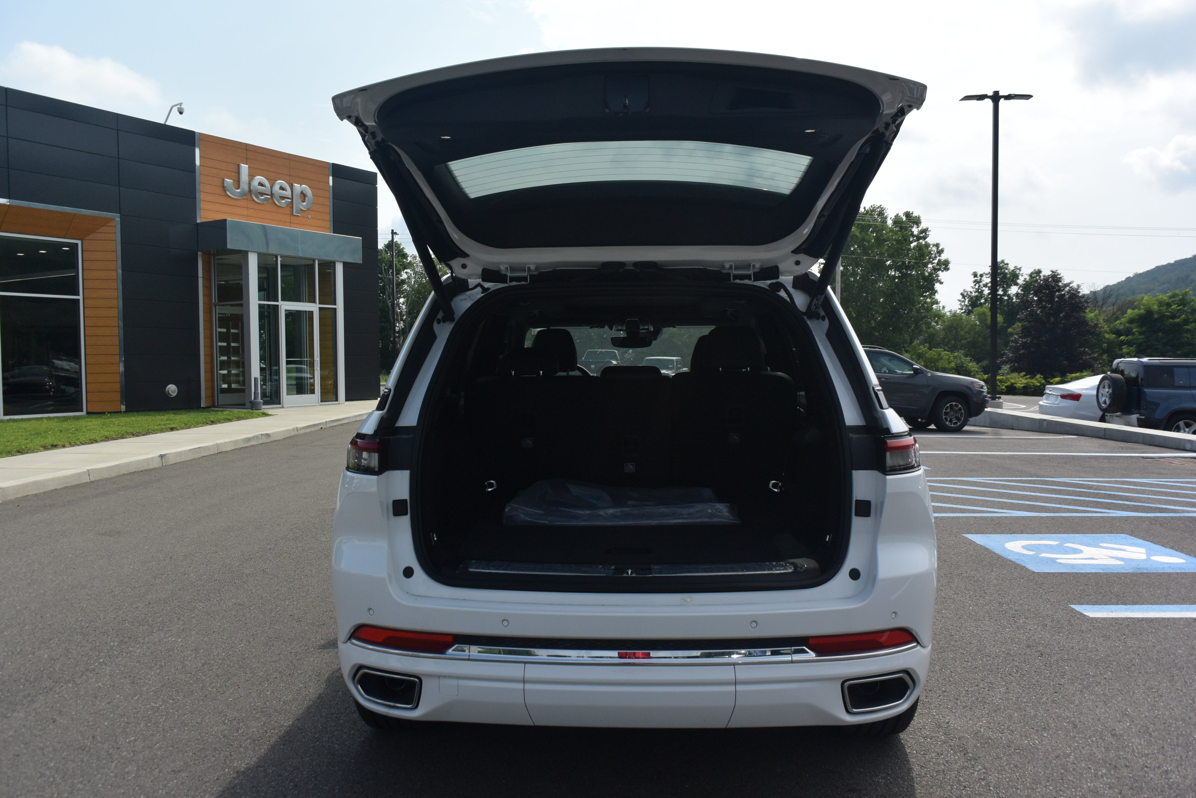 Used 2022 Jeep Grand Cherokee Overland AWD/4WD image 8