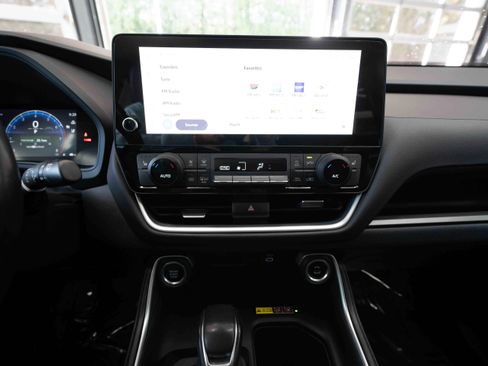 Used 2024 Toyota Grand Highlander XLE AWD/4WD image 17