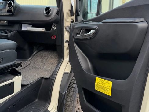 Used 2022 Mercedes-Benz Sprinter 2500 image 28