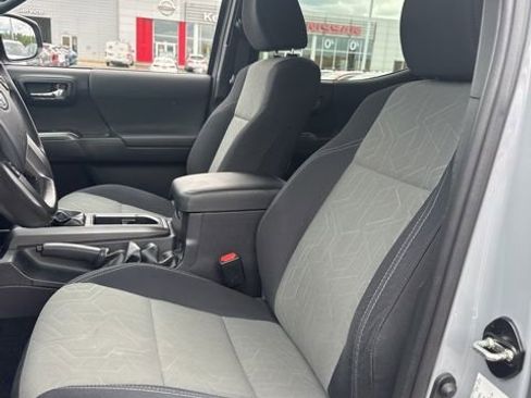 Used 2020 Toyota Tacoma TRD Off-Road AWD/4WD image 9