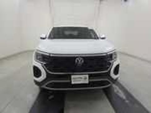 Used 2024 Volkswagen Atlas Cross Sport SE w/ Panoramic Sunroof Package FWD image 2