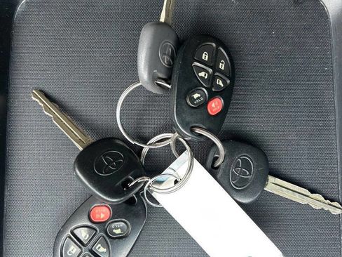 Used 2011 Toyota Sienna XLE image 7