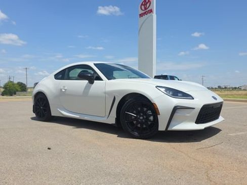 Used 2025 Toyota GR86 Premium RWD image 10