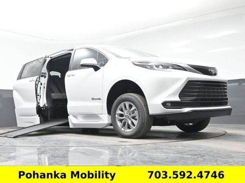 Used 2026 Toyota Sienna XLE FWD image 8