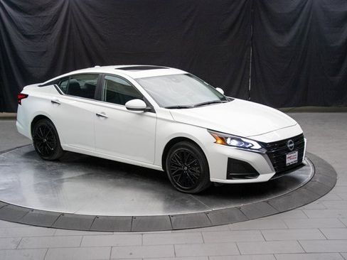 Used 2025 Nissan Altima 2.5 SV w/ SV Special Edition Package image 2