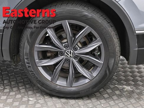 Used 2022 Volkswagen Tiguan SE w/ Panoramic Sunroof Package image 33