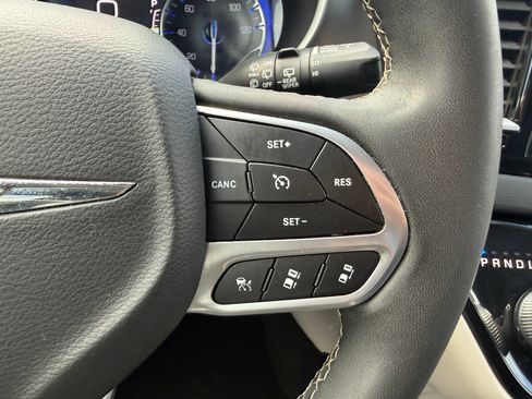Used 2022 Chrysler Pacifica Touring-L image 20