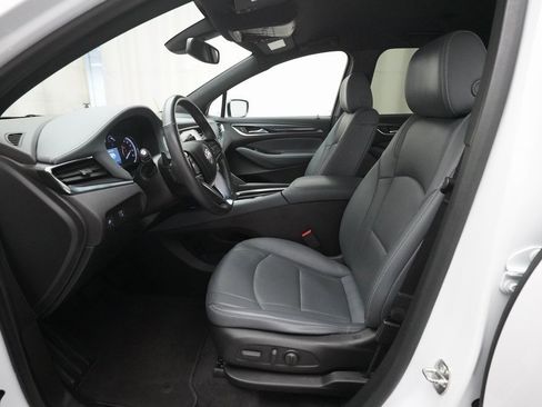 Used 2023 Buick Enclave Essence image 7