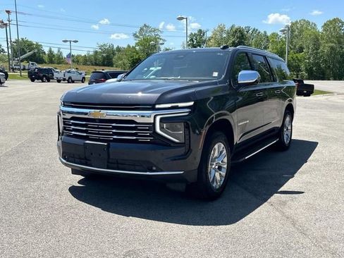 Used 2025 Chevrolet Suburban Premier AWD/4WD image 8