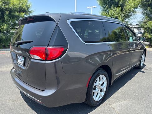 Used 2017 Chrysler Pacifica Touring-L Plus w/ Tire & Wheel Group FWD image 11