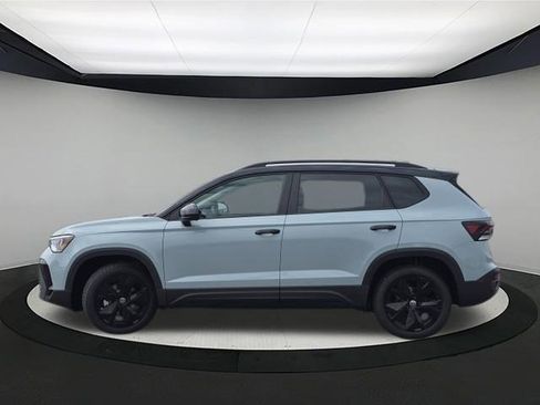 New 2026 Volkswagen Taos SE FWD image 4