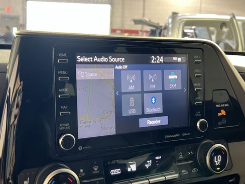 Used 2020 Toyota Highlander XLE image 19