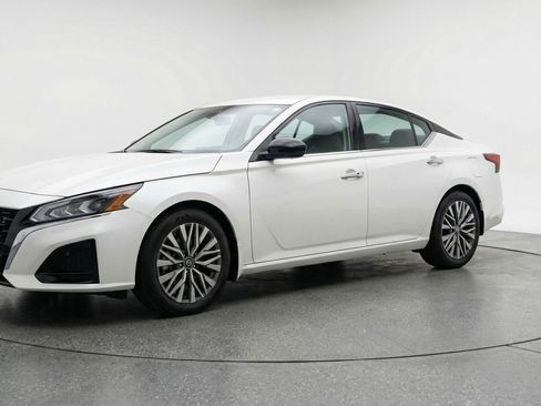 Used 2025 Nissan Altima 2.5 SV image 3