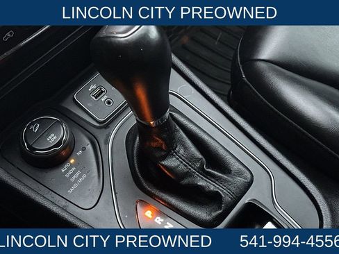 Used 2019 Jeep Cherokee Latitude Plus w/ Comfort/Convenience Group image 20