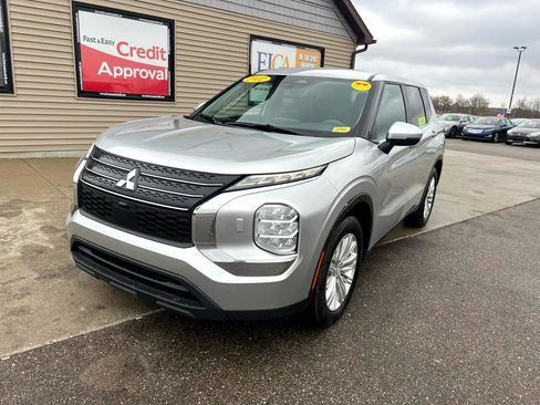 Used 2022 Mitsubishi Outlander ES image 1