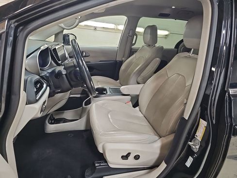 Used 2021 Chrysler Pacifica Touring-L image 9
