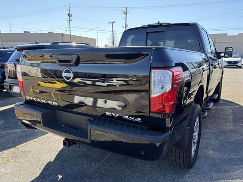 Used 2024 Nissan Titan SV w/ SV Convenience Package image 3