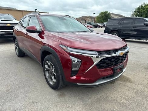 Used 2025 Chevrolet Trax LT w/ LT Convenience Package FWD image 1
