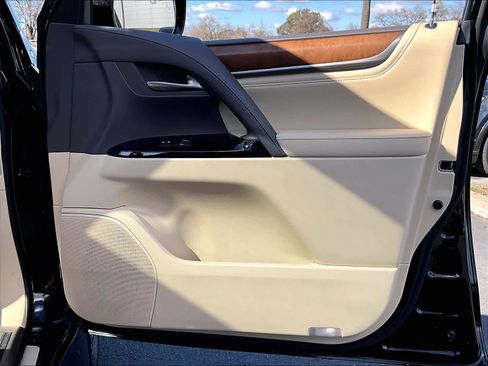 Used 2020 Lexus LX 570 4WD w/ Luxury Package image 26