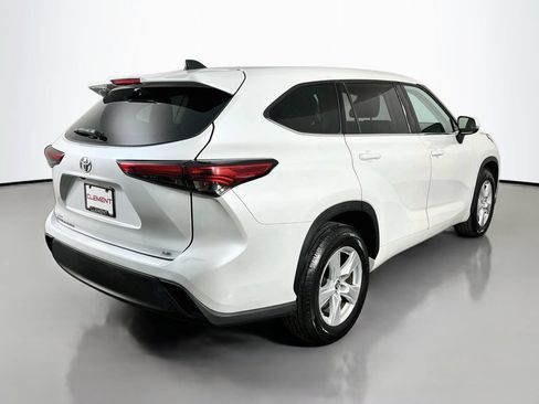 Used 2022 Toyota Highlander LE FWD image 7