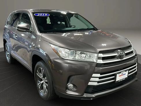 Used 2019 Toyota Highlander Plus AWD/4WD image 7