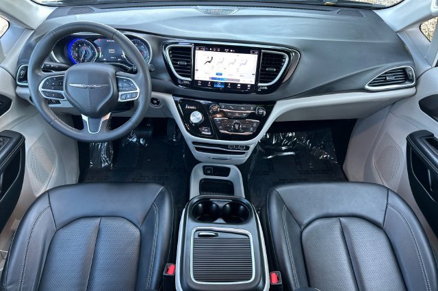 Used 2024 Chrysler Pacifica Touring-L FWD image 15