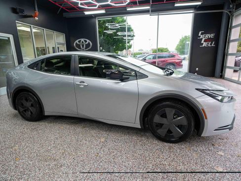 Used 2024 Toyota Prius LE FWD image 5