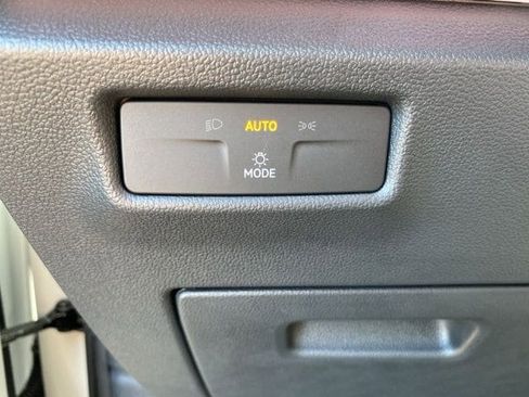 New 2025 Volkswagen Tiguan SE image 32