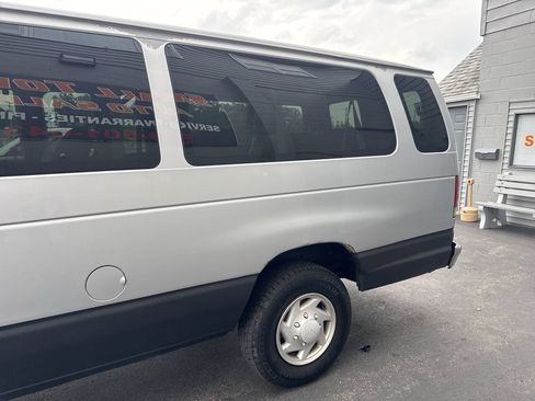 Used 2006 Ford E-350 and Econoline 350 XLT RWD image 5