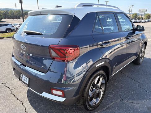 Used 2025 Hyundai Venue Limited FWD image 9