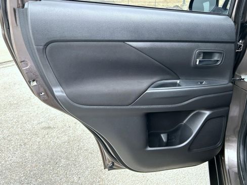 Used 2020 Mitsubishi Outlander ES image 17