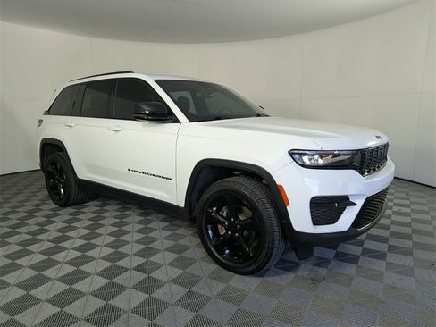 Certified 2023 Jeep Grand Cherokee Altitude image 2