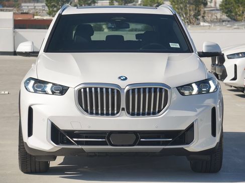 Used 2026 BMW X5 xDrive50e w/ Premium Package AWD/4WD image 2