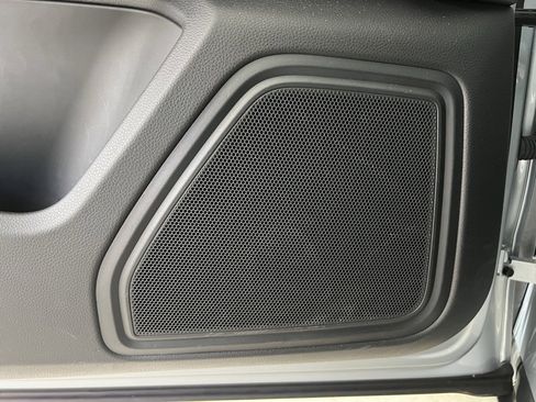 Certified 2025 Porsche Macan image 28