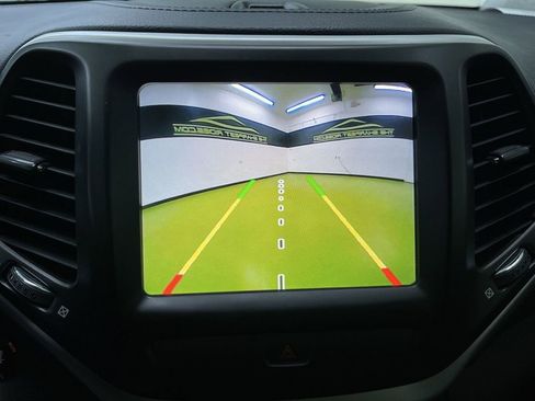 Used 2017 Jeep Cherokee Limited image 23