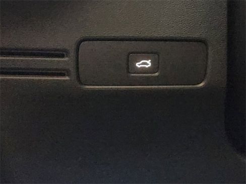 New 2025 Volvo XC40 B5 Core w/ Protection Package Premier image 22