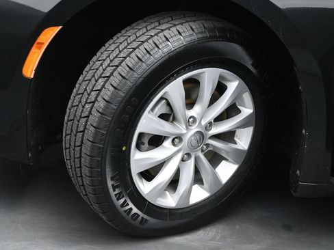 Used 2017 Chrysler Pacifica Touring w/ Tire & Wheel Group FWD image 18