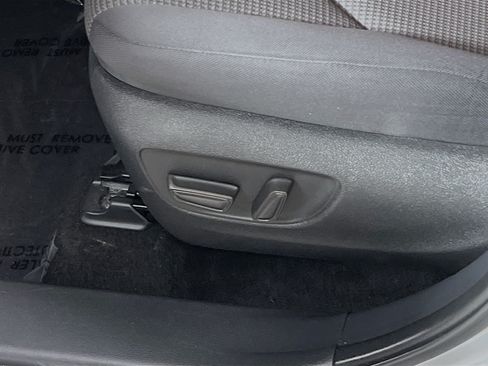 Used 2025 Toyota Highlander LE FWD image 16