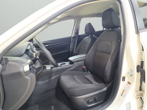 Used 2025 Nissan Altima 2.5 SV FWD image 11