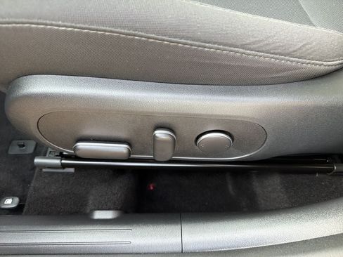 Used 2025 Hyundai Kona SEL AWD/4WD image 16
