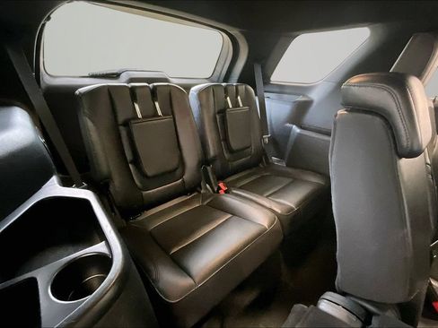 Used 2018 Ford Explorer XLT w/ XLT Appearance Package AWD/4WD image 25