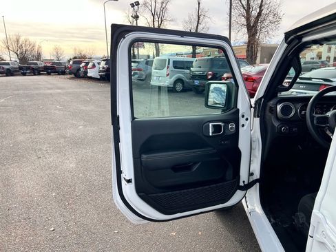 Used 2023 Jeep Gladiator Overland image 10