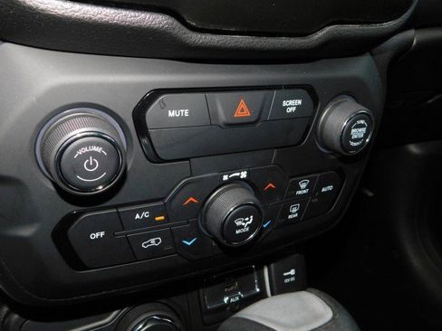 Used 2018 Jeep Renegade Altitude image 25