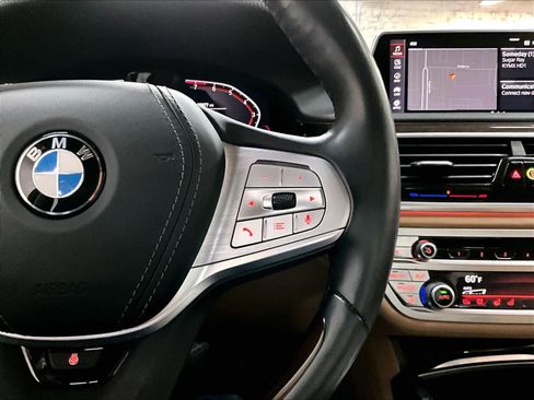 Used 2022 BMW 740i w/ Premium Package image 20