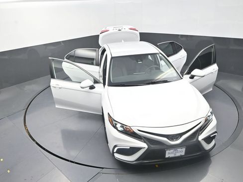 Used 2022 Toyota Camry SE image 30