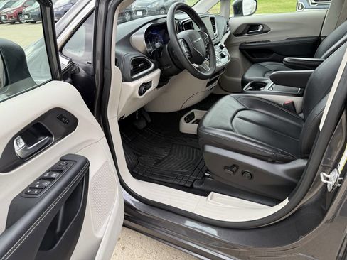 Used 2023 Chrysler Pacifica Touring-L AWD/4WD image 5