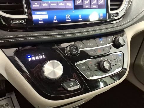 Used 2023 Chrysler Pacifica Touring-L AWD/4WD image 19